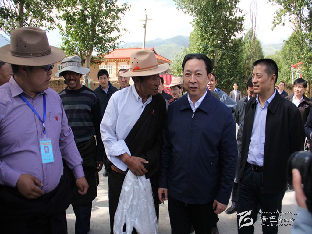 黃新初在甘孜縣調(diào)研指導(dǎo)扶貧開發(fā)工作、慰問對口支援我州的干部人才代表掠影