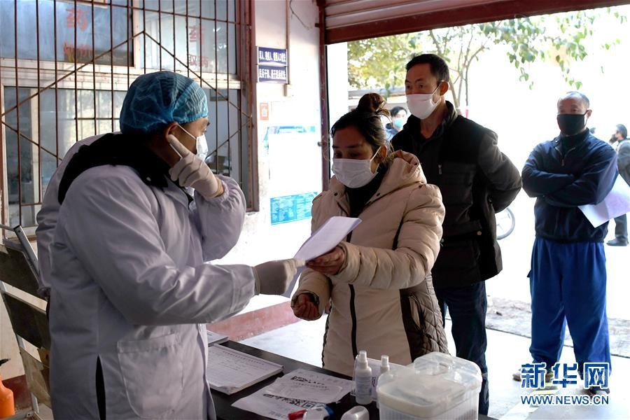 （抓好經(jīng)濟發(fā)展 應(yīng)對復(fù)雜局面·圖文互動）（3）2500萬農(nóng)民工如何安全返崗？——農(nóng)民工大省四川復(fù)工觀察