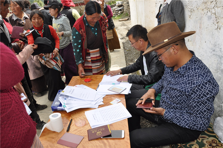 農(nóng)行理塘縣支行客戶(hù)經(jīng)理下鄉(xiāng)辦理扶貧貸款.jpg