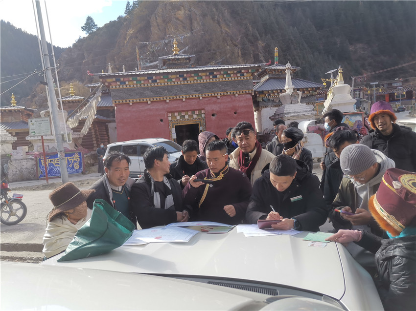 別樣的汽車(chē)銀行很接地氣，農(nóng)行德格縣支行開(kāi)展農(nóng)戶(hù)信息建檔，現(xiàn)場(chǎng)為百姓開(kāi)展金融服務(wù)。.jpg