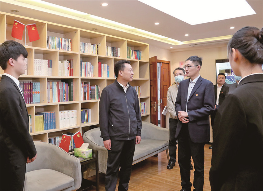 圖為沈陽在團(tuán).jpg 圖為沈陽在團(tuán).jpg