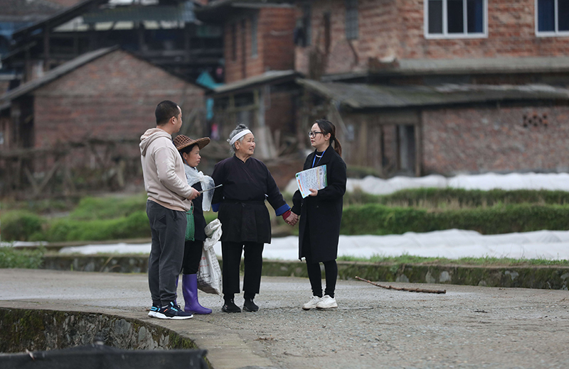 2022年3月24日，在廣西柳州市三江侗族自治縣良口鄉(xiāng)南寨村，紀(jì)檢監(jiān)察干部（右一、左一）在了解惠農(nóng)政策落實(shí)情況。