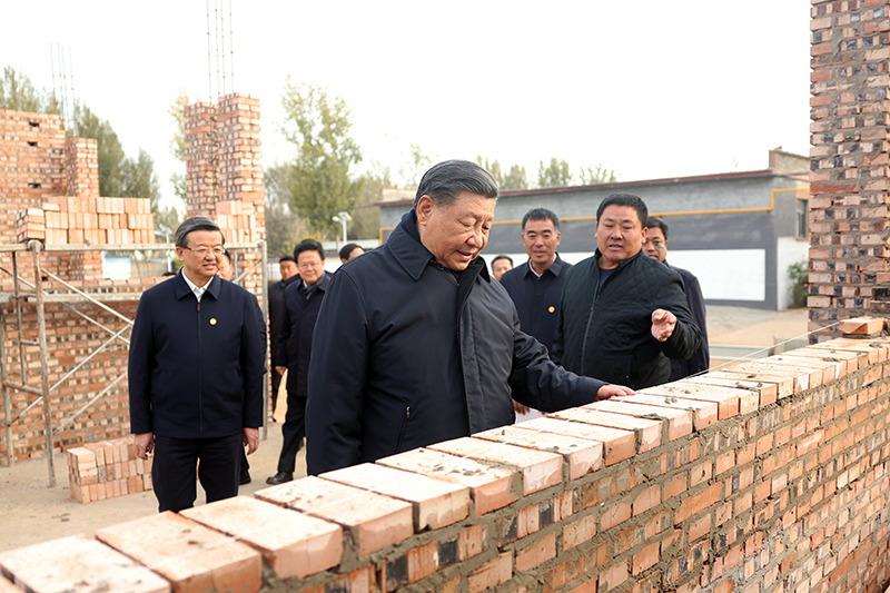 2023年11月10日，習(xí)近平總書記在河北保定涿州市刁窩鎮(zhèn)萬全莊村房屋重建施工現(xiàn)場考察。