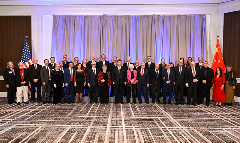 這是美國(guó)友好團(tuán)體聯(lián)合歡迎宴會(huì)開始前，習(xí)近平主席會(huì)見飛虎隊(duì)和史迪威將軍后人、鼓嶺、艾奧瓦州、華盛頓州等方面友好人士代表，同他們親切交談并合影留念。