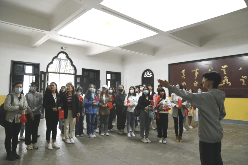 2021年5月20日，在喜迎中國共產(chǎn)黨建黨100周年之際，我校開展了少數(shù)民族學(xué)生“學(xué)黨史、感恩黨、跟黨走”紅色研學(xué)活動。