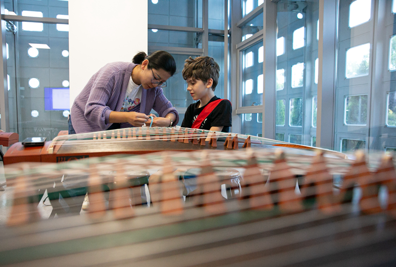 4月29日，在塞爾維亞貝爾格萊德中國(guó)文化中心，古箏指導(dǎo)老師王宣（左）在教學(xué)。新華社記者 李京 攝