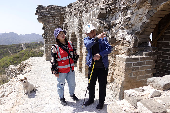在明長(zhǎng)城遺址上，梅景田給外甥女劉紅巖講述長(zhǎng)城故事。