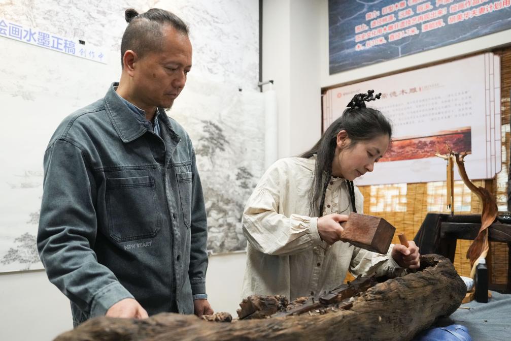 潘能輝和妻子胡美華在湖南常德河街展示木雕。新華社記者 薛宇舸 攝