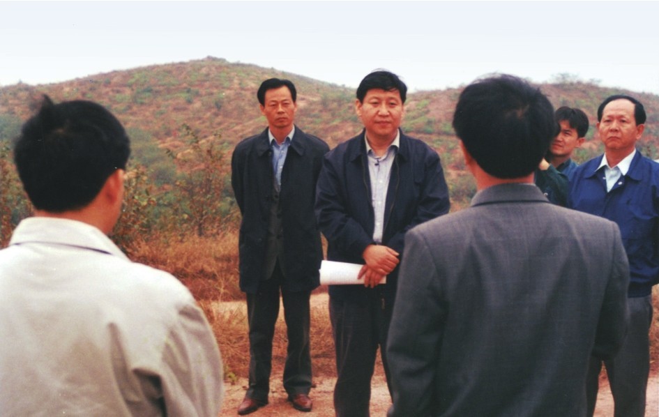 1999年11月，習(xí)近平在龍巖市長汀縣河田水土流失治理區(qū)調(diào)研。圖源：《習(xí)近平在福建（下）》