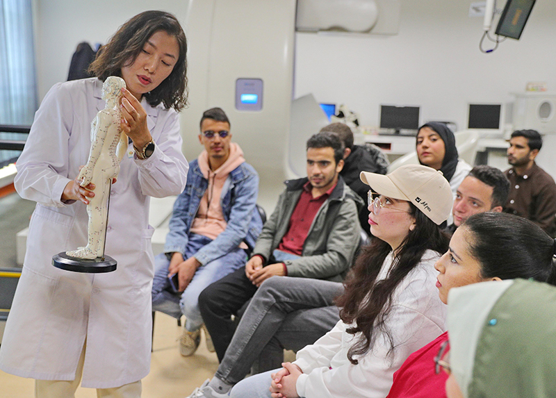 2023年4月19日，河北省秦皇島市中醫(yī)醫(yī)院醫(yī)務(wù)工作者為燕山大學(xué)外國(guó)留學(xué)生講解中醫(yī)經(jīng)絡(luò)知識(shí)。