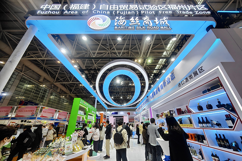 2024年3月18日，第四屆中國跨境電商交易會在福建福州開幕。展會聚焦“鏈接跨境全流域 共建電商新生態(tài)”，集聚全國80余個(gè)外貿(mào)產(chǎn)業(yè)帶的上千家供應(yīng)鏈企業(yè)。