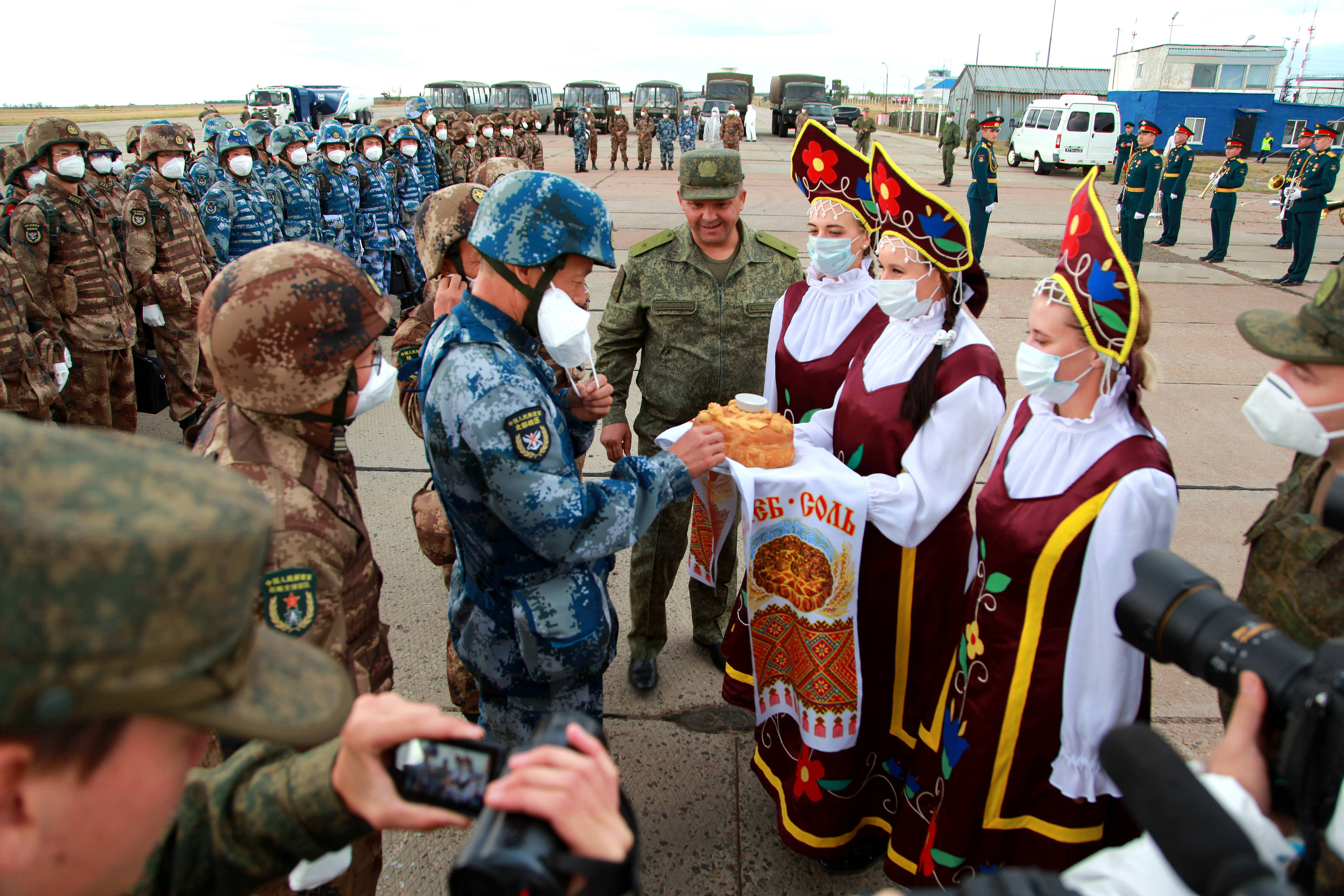當(dāng)?shù)貢r(shí)間2021年9月10日，跨境參加“和平使命-2021”上海合作組織成員國(guó)聯(lián)合反恐軍演的中方部隊(duì)導(dǎo)演部抵達(dá)俄羅斯奧倫堡“東古茲”靶場(chǎng)演習(xí)地域。圖為俄方人員為中方人員舉行歡迎儀式。