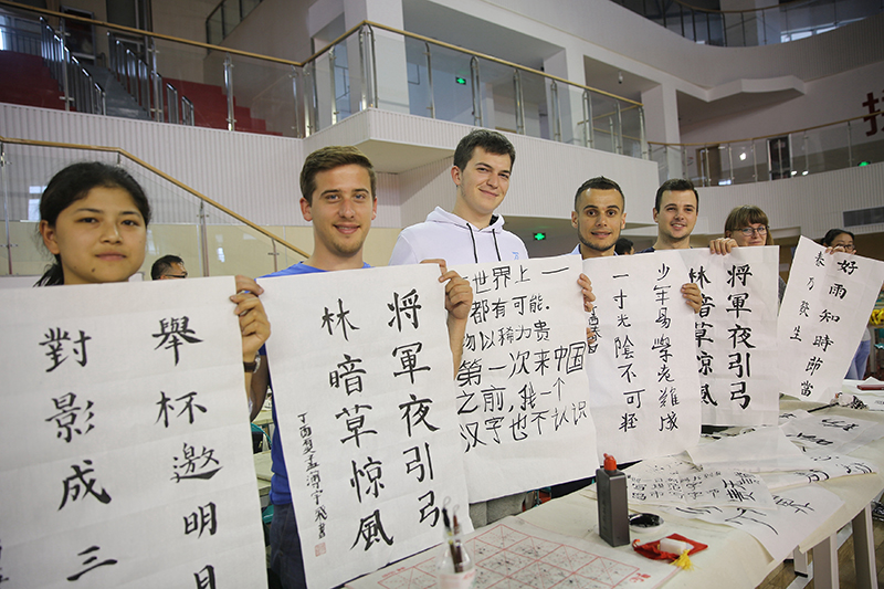 2017年6月5日，來自青島大學(xué)和中國(guó)石油大學(xué)（華東）的外國(guó)留學(xué)生在展示剛剛現(xiàn)場(chǎng)完成的書法作品。