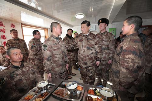 2014年1月26日中午，習(xí)近平來到連隊食堂，同戰(zhàn)士們一起用餐。新華社記者 李剛 攝