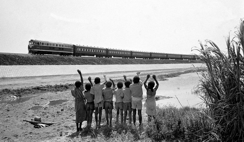贊比亞魯西瓦西湖畔的少年兒童歡迎坦贊鐵路的列車通到他們的家鄉(xiāng)（1976年攝）。