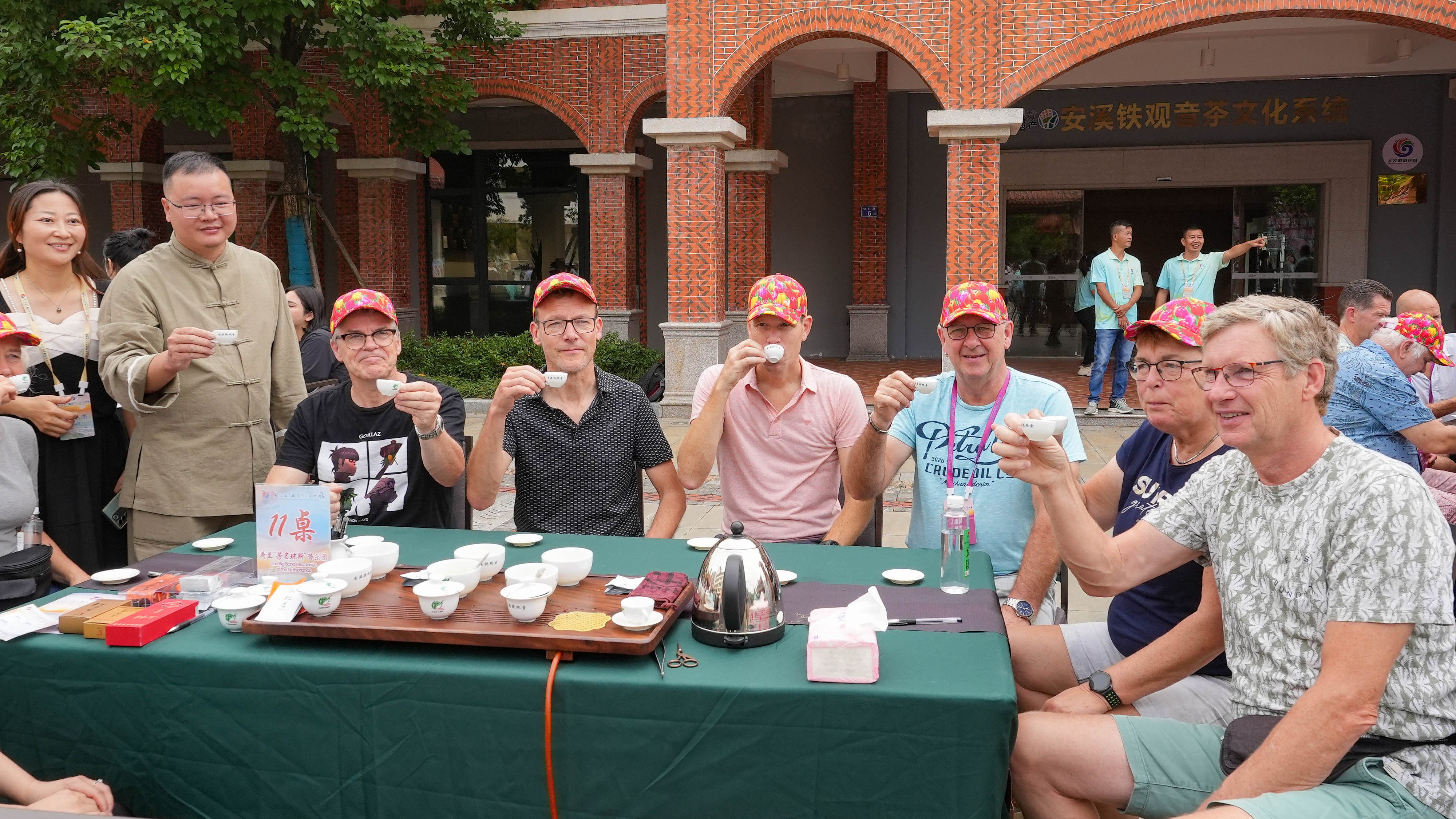 △2023年10月4日，福建泉州，外國(guó)人品中國(guó)茶。